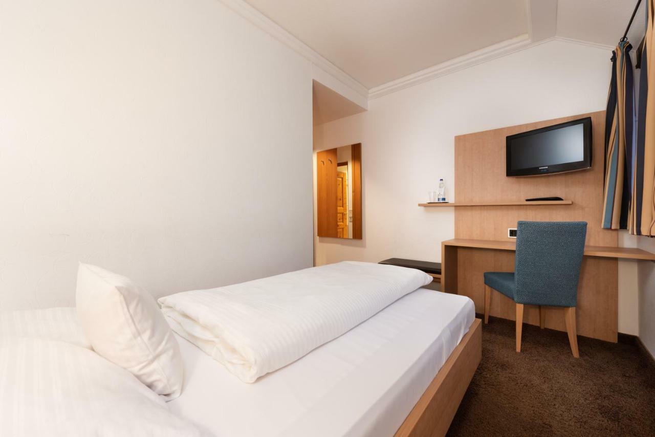 Hotel Riesengebirge Neuhof an der Zenn エクステリア 写真